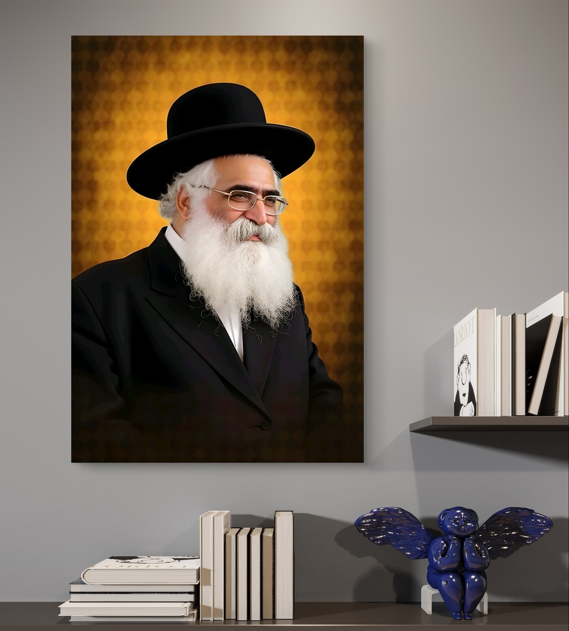 תמונת קנבס של רב יהודי מכובד עם זקן לבן וכובע שחור, עומד על רקע זהוב מעוטר, מקרינה רוחניות וחום.