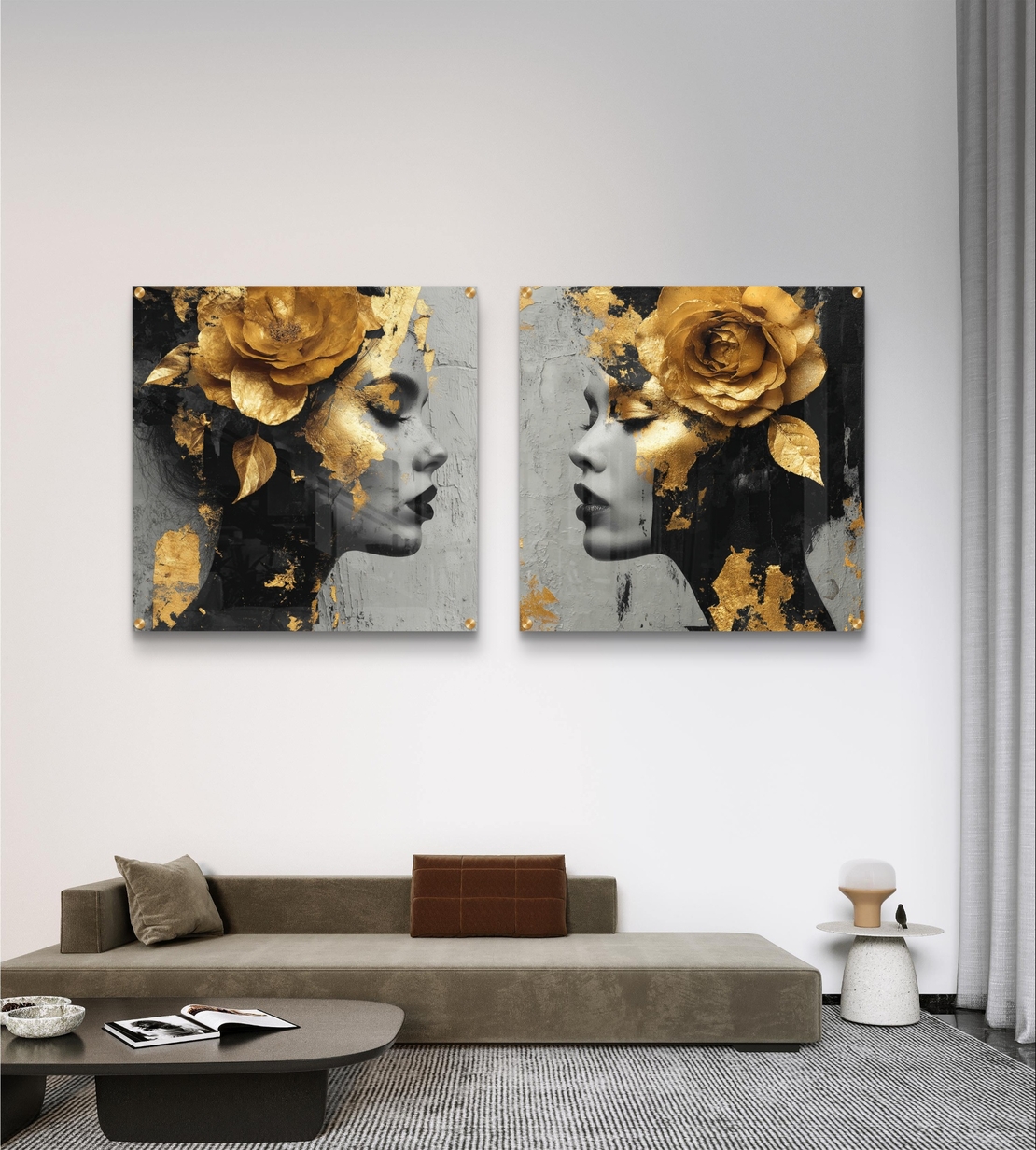 זוג תמונות זכוכית מרובעות עם דמויות נשיות בפרופיל ונגיעות זהב, בעיצוב אמנותי יוקרתי לקיר.