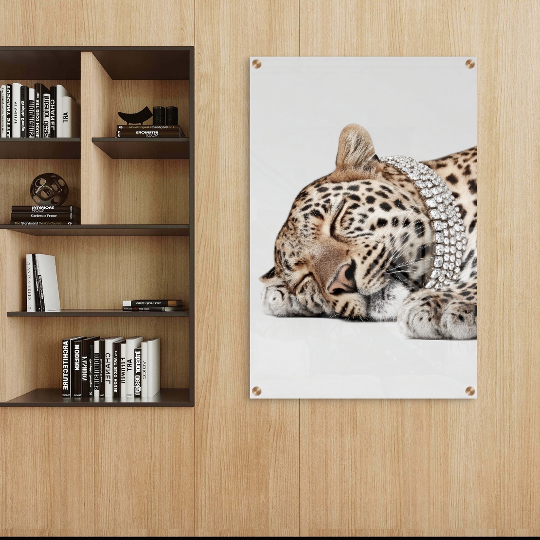 תמונת זכוכית של נמר ישן עם שרשרת יהלומים נוצצת בעיצוב יוקרתי מבית תכשיט לבית – NEXTGEN BY BAR