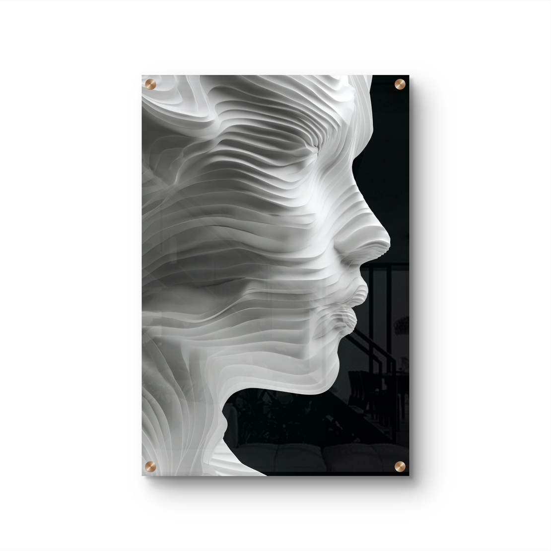 תמונת זכוכית בהדפסה חלקה של דיוקן נשי מופשט בפרופיל, עשוי שכבות גליות בגווני לבן, אפור ושחור.