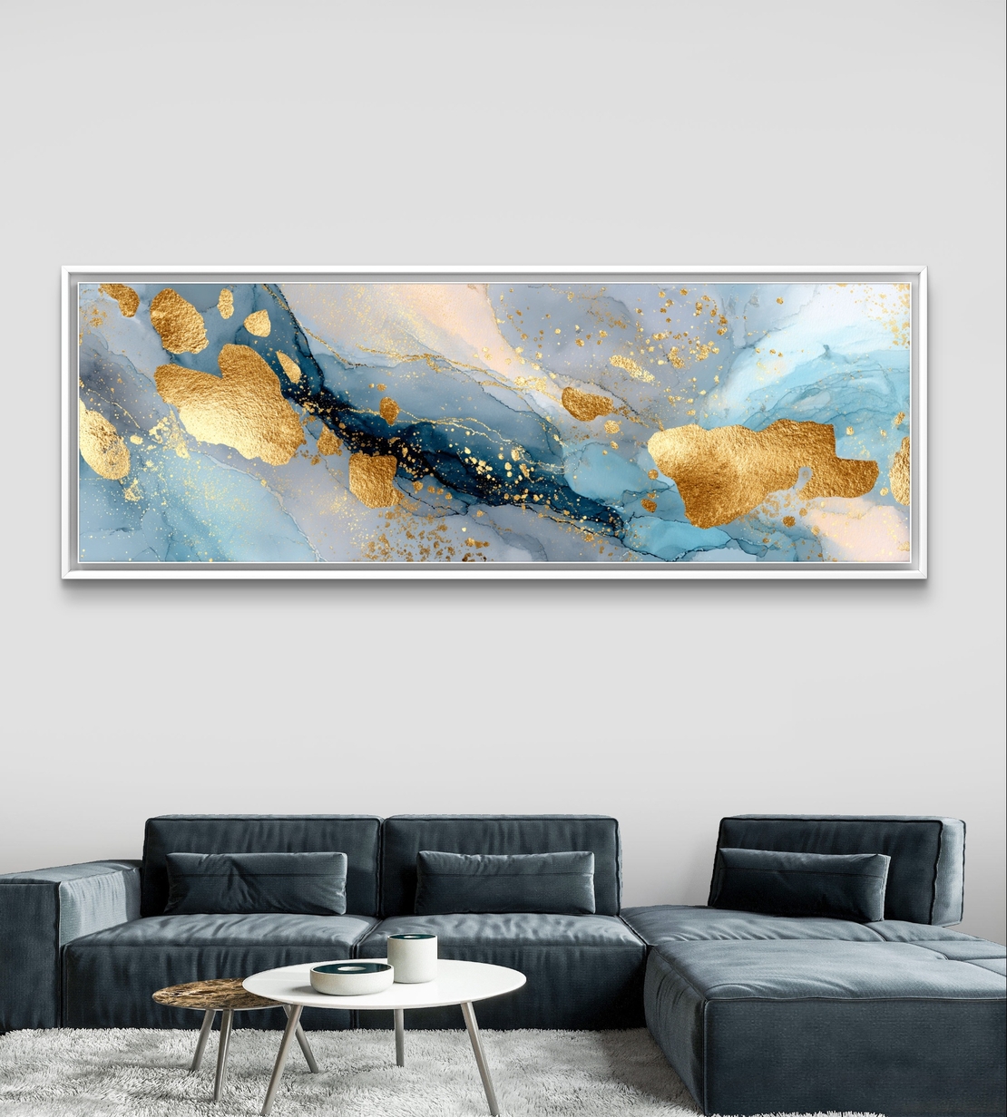 תמונת קנבס פנורמית בגווני כחול עם כתמי זהב בהדפסה חלקה – תכשיט לבית