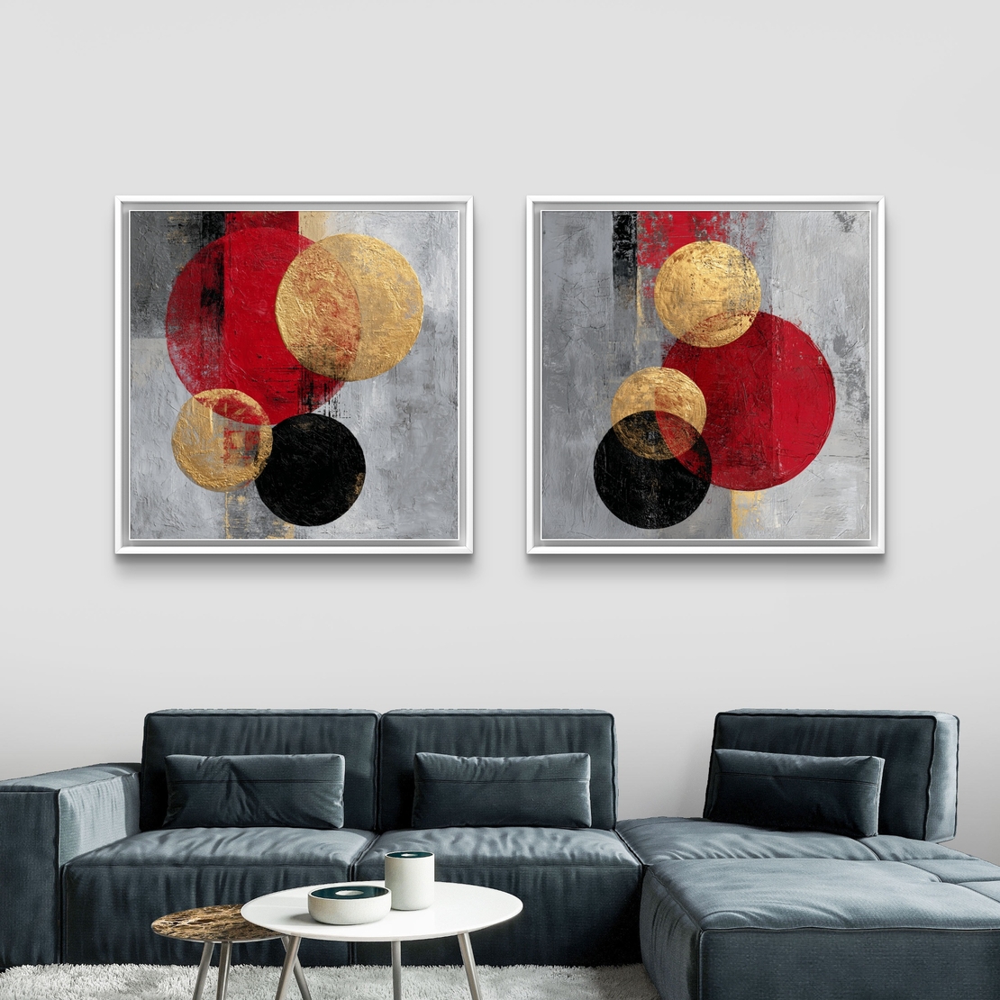 זוג תמונות קנבס מרובעות בעיצוב אבסטרקטי עם מעגלים בגווני אדום, שחור וזהב על רקע אפור, בהדפסה חלקה לעיצוב מודרני ויוקרתי.