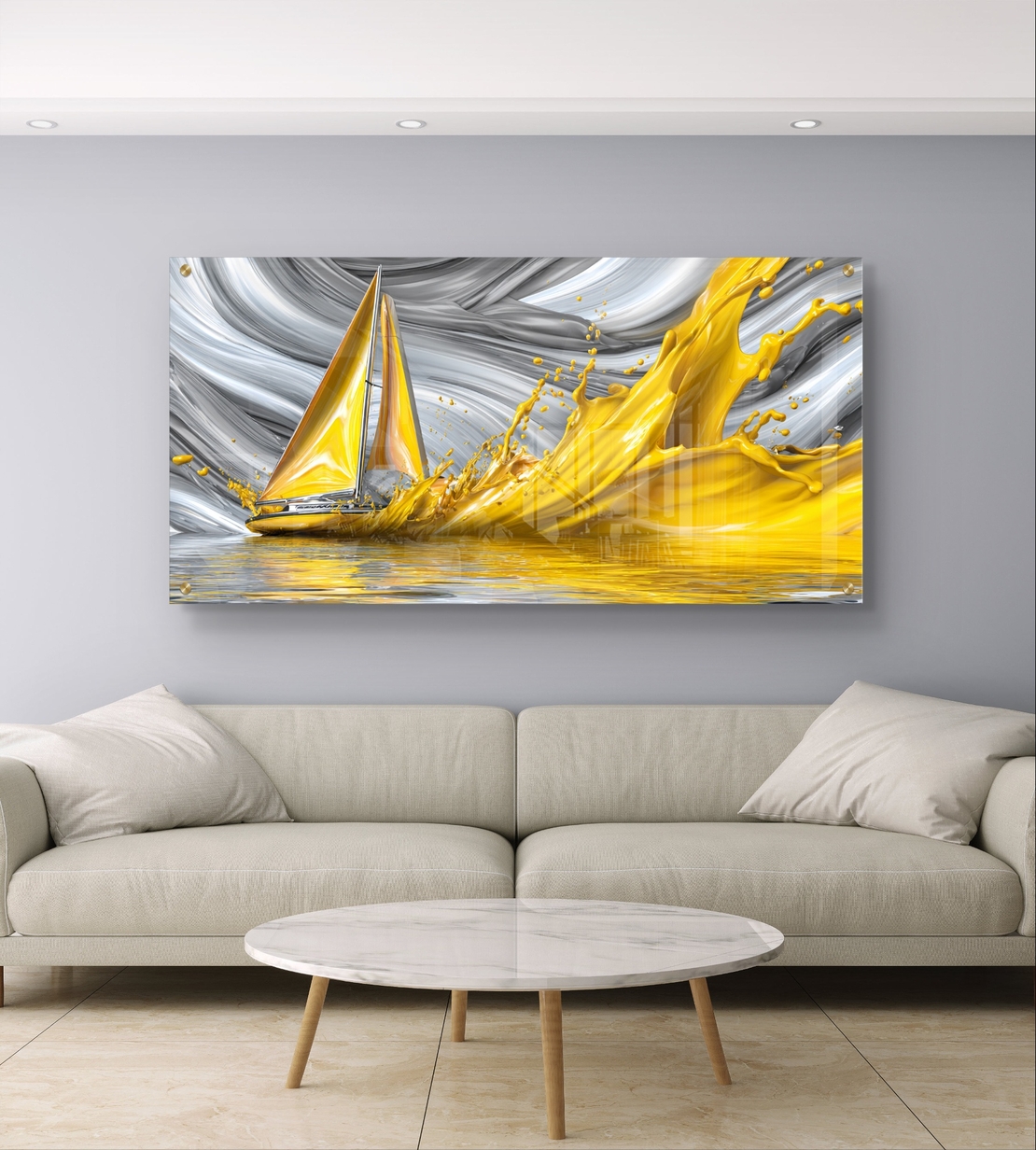 תמונת זכוכית לרוחב עם סירה ומפרש זהוב בתנועה דרמטית על רקע גלים אפורים