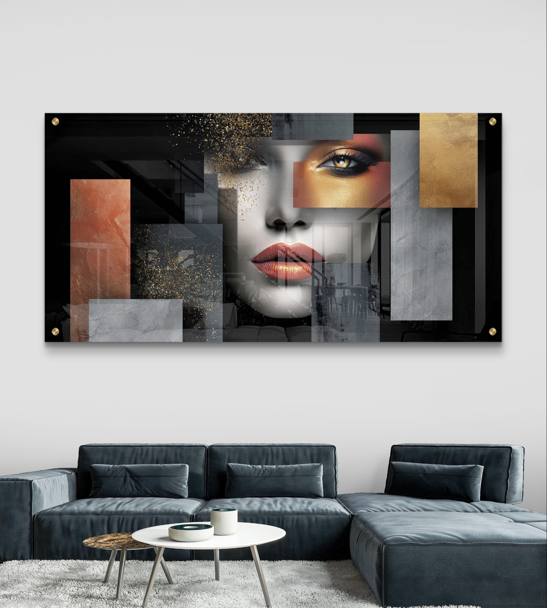 תמונת זכוכית עם דיוקן נשי מפורק בשכבות גאומטריות בגווני שחור, אפור וזהב – תכשיט לבית