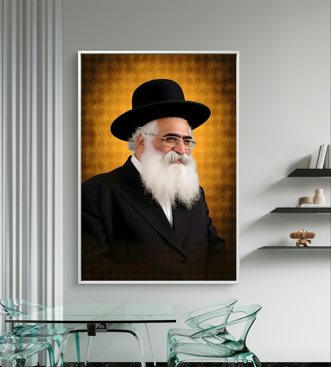תמונת קנבס של רב יהודי מכובד עם זקן לבן וכובע שחור, עומד על רקע זהוב מעוטר, מקרינה רוחניות וחום.