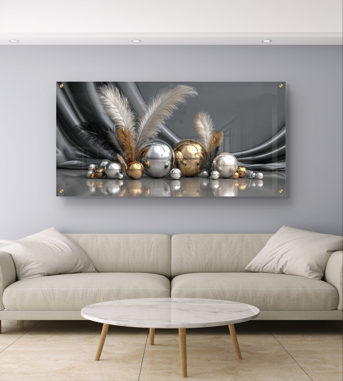 תמונת זכוכית לרוחב עם נוצות וכדורים בגווני זהב וכסף לעיצוב סלון יוקרתי