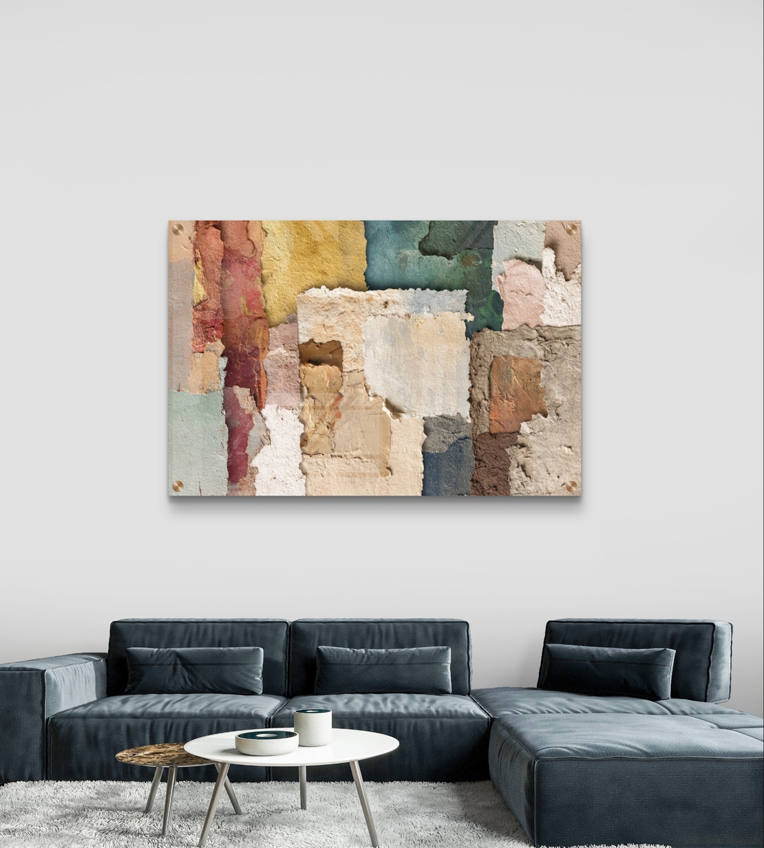 תמונת זכוכית אבסטרקטית עם שכבות וטקסטורות בגווני אדמה, חול ותכלת בעיצוב מודרני ורגוע