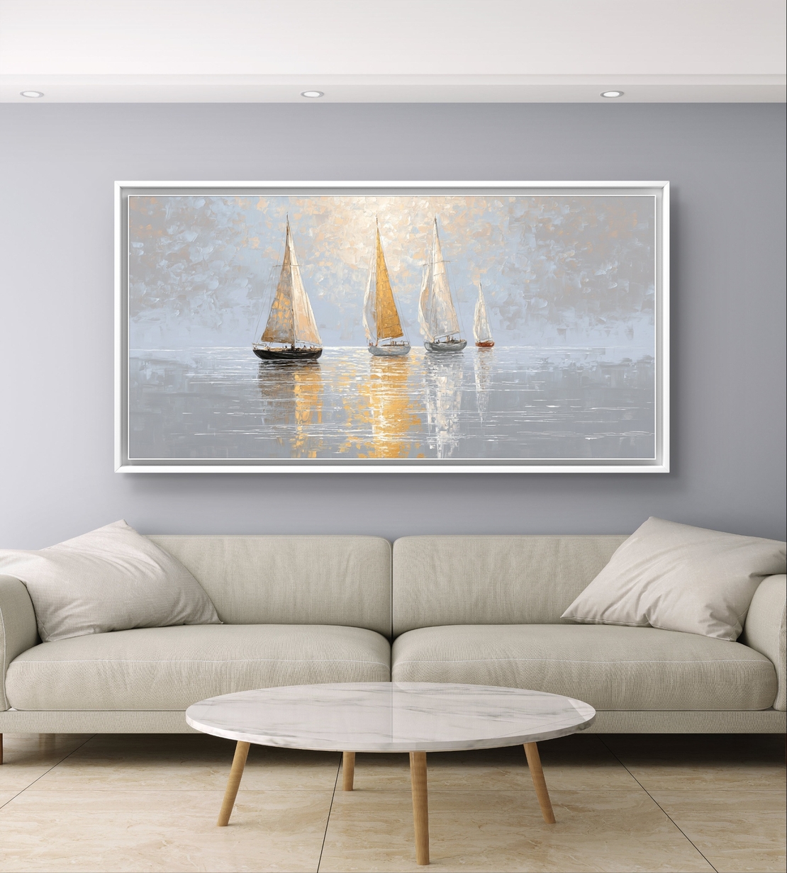 תמונת קנבס לרוחב עם סירות מפרש על ים שקט בגווני זהב, שמנת ואפור עם השתקפות עדינה במים