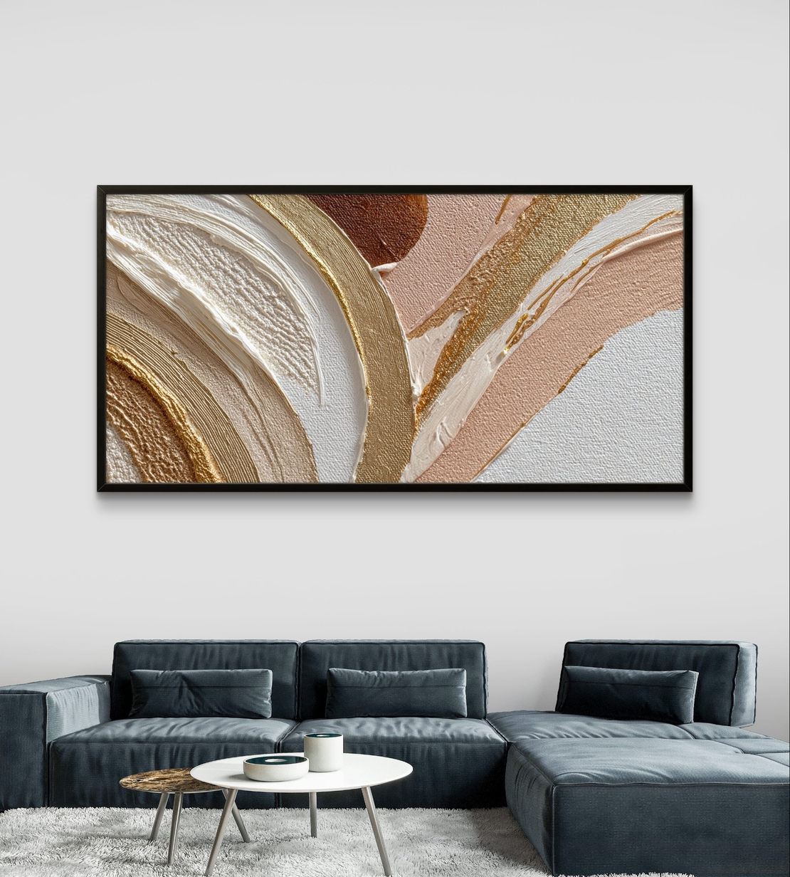 תמונת קנבס אבסטרקטית לרוחב בגווני שמנת, ורוד וזהב עם קווים זורמים ועיצוב אלגנטי