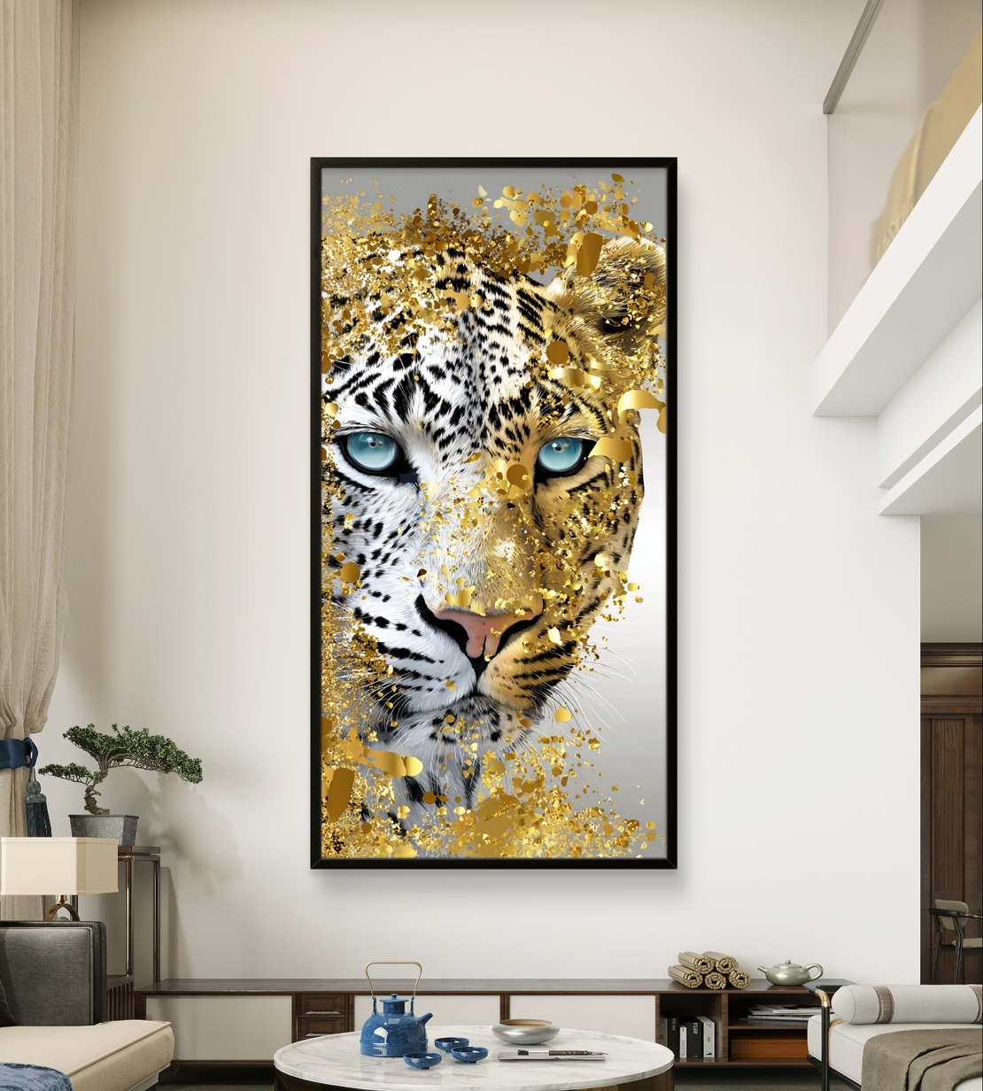 תמונת קנבס לאורך של נמר לבן עם עיניים כחולות ונגיעות זהב יוקרתיות בעיצוב מודרני