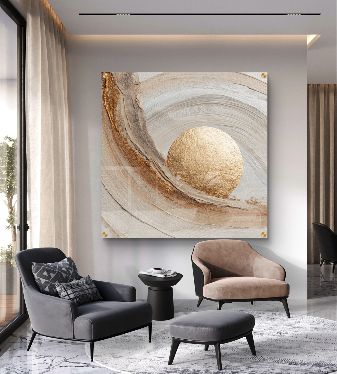 תמונת זכוכית מרובעת אבסטרקטית בגווני שמנת וזהב עם אלמנט עגול מרכזי וקווים מעוגלים