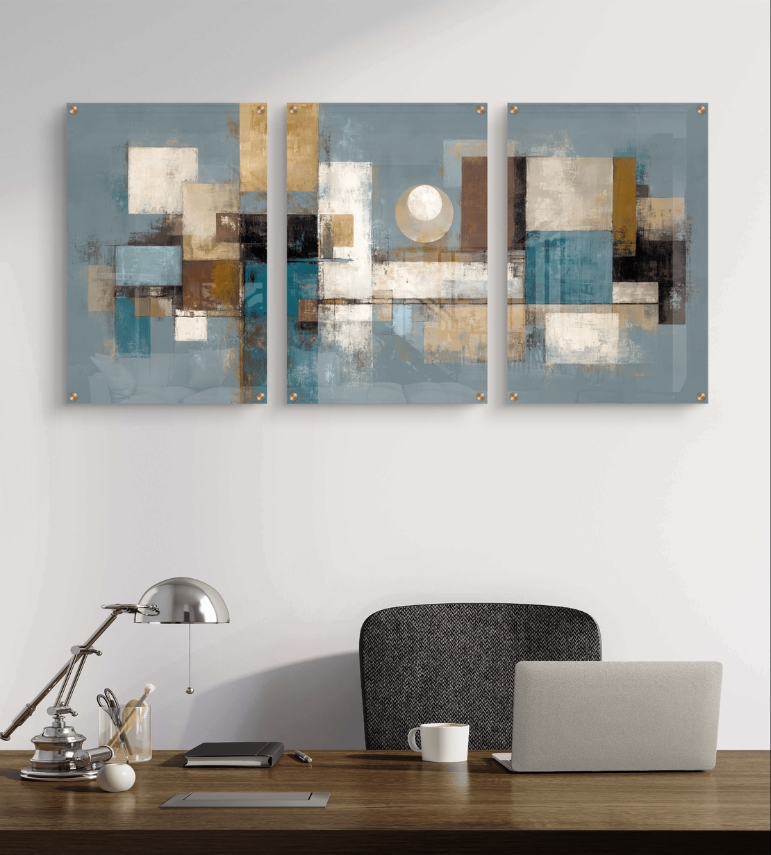 שלישיית תמונות זכוכית אבסטרקטיות בגווני כחול, בז’ וזהב בעיצוב גאומטרי מודרני למשרד או לבית