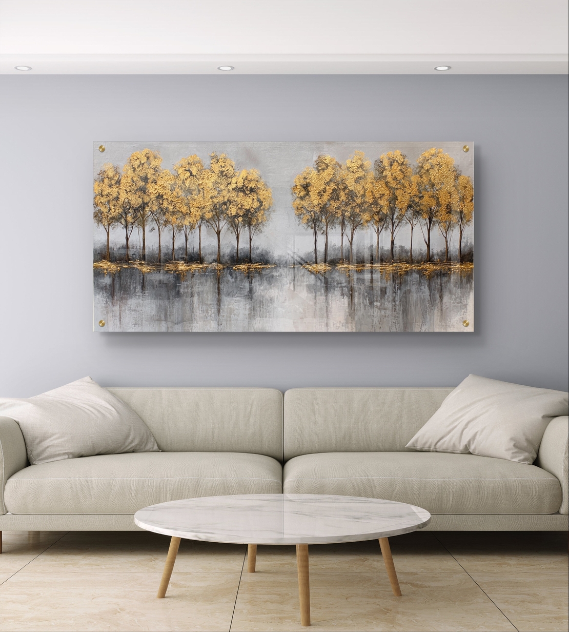 תמונת זכוכית לרוחב עם שורת עצים בגווני זהב והשתקפות על פני מים