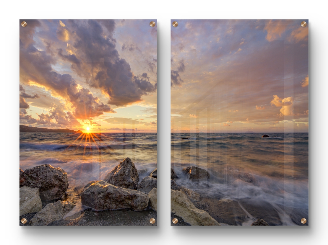 זוג תמונות זכוכית עם שקיעה מעל הים, סלעים וגלים בתנועה עדינה בעיצוב רגוע ואלגנטי לקיר הבית