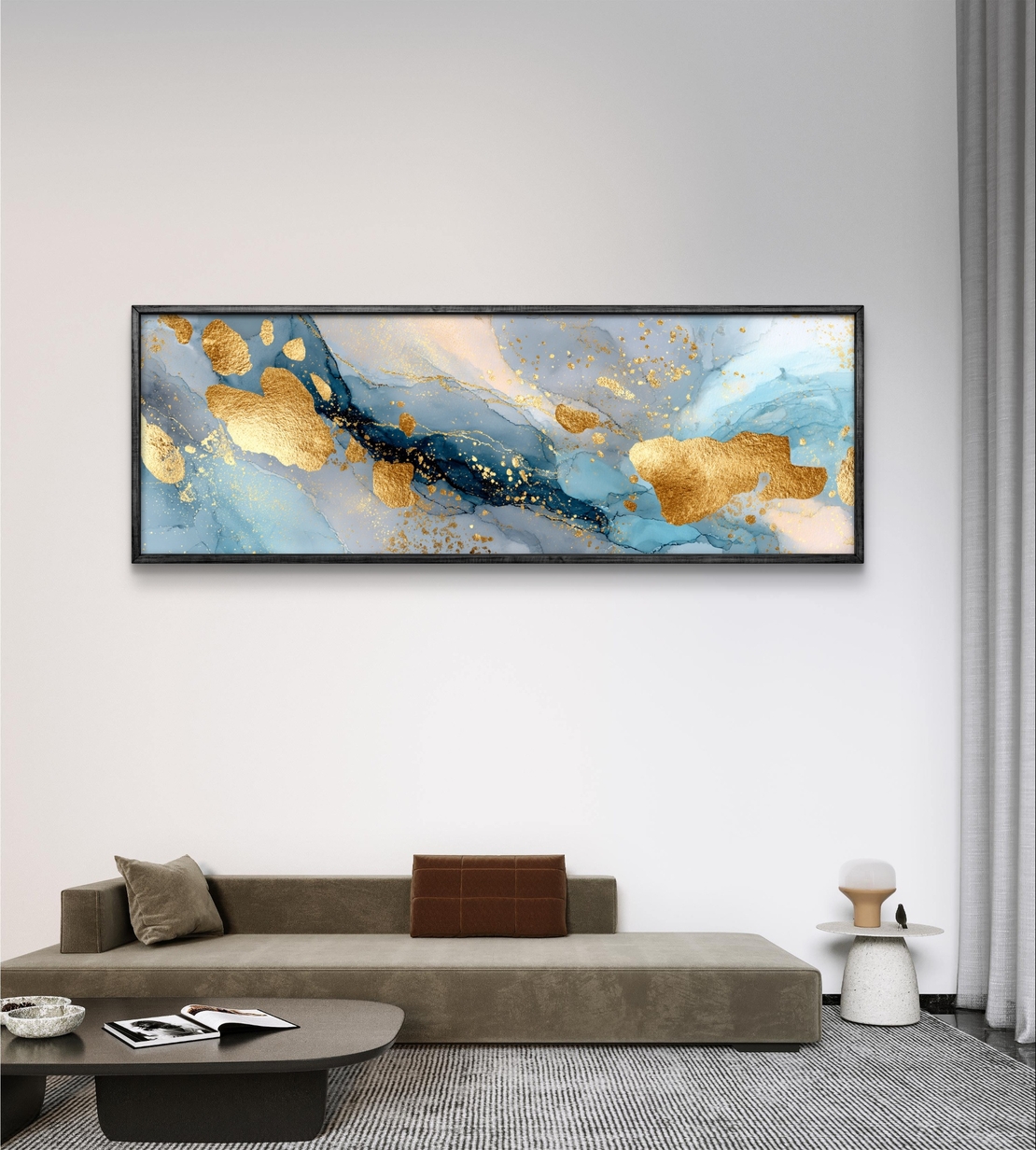 תמונת קנבס פנורמית בגווני כחול עם כתמי זהב בהדפסה חלקה – תכשיט לבית