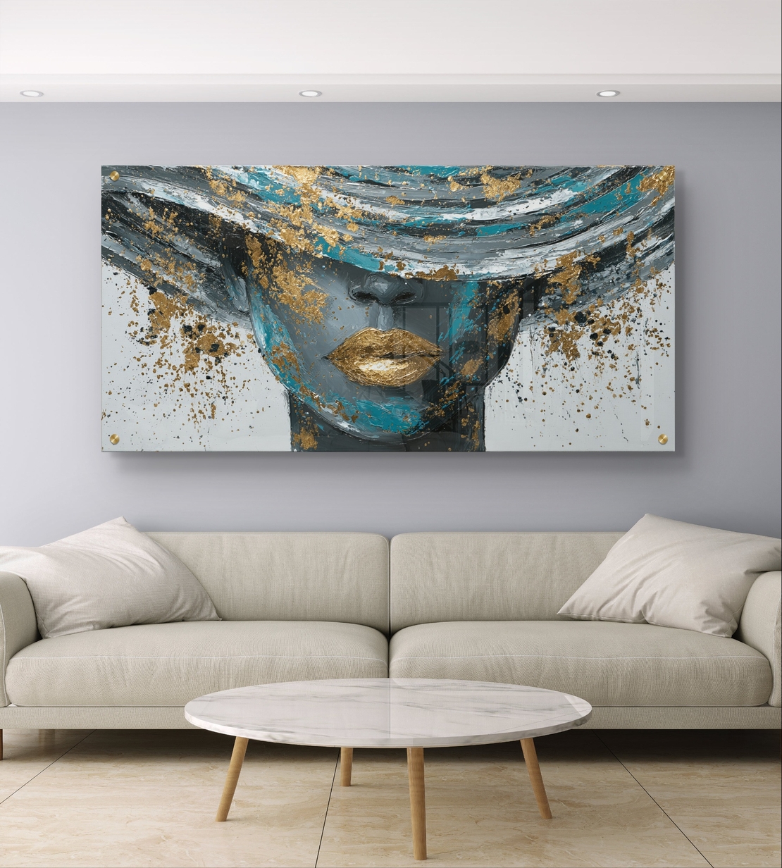 תמונת זכוכית לרוחב עם דיוקן אישה אומנותי בגווני טורקיז וזהב לעיצוב סלון יוקרתי