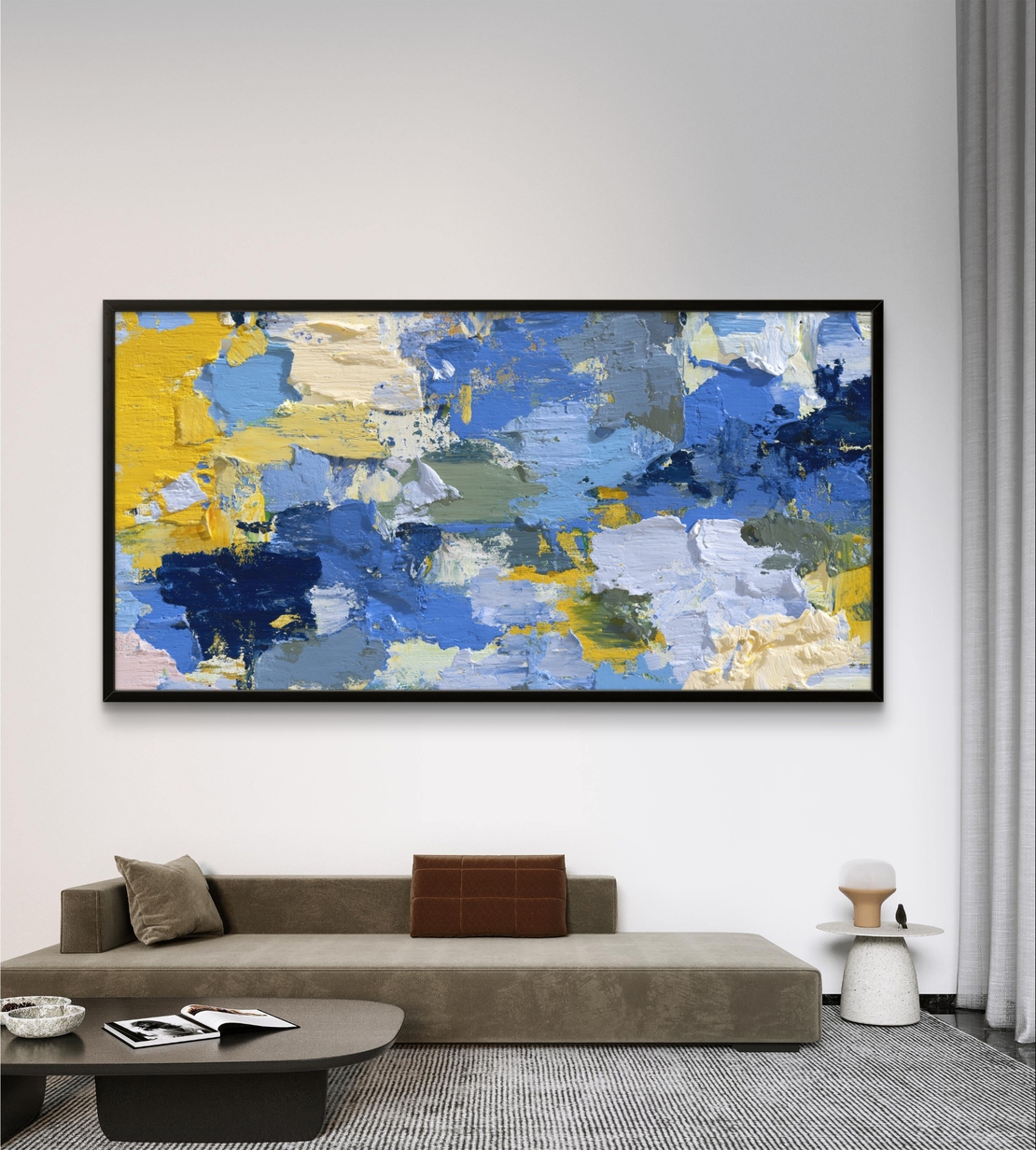 תמונת קנבס אבסטרקטית לרוחב בגווני כחול וצהוב עם שכבות צבע ותנועת מכחול מודרנית