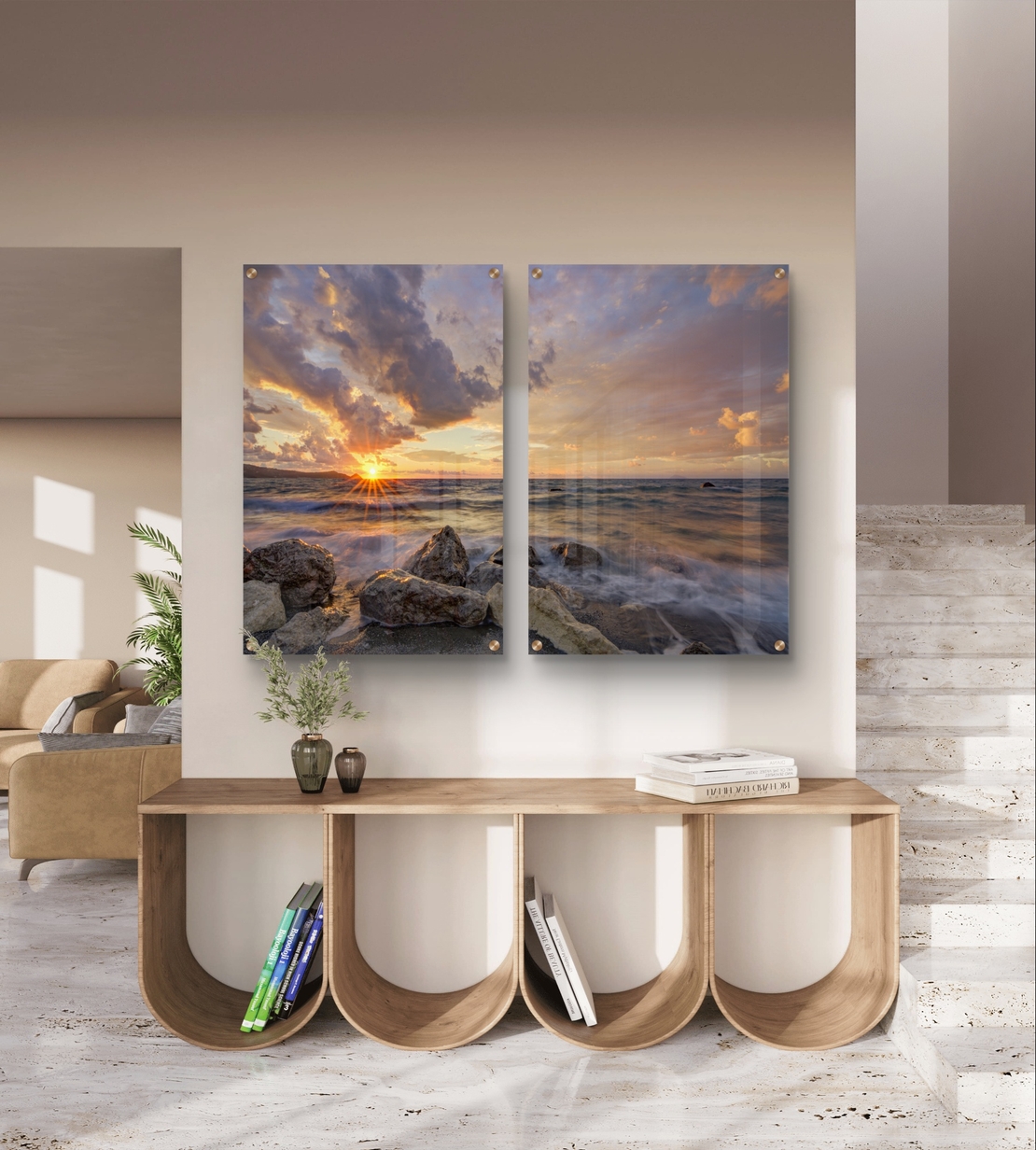 זוג תמונות זכוכית עם שקיעה מעל הים, סלעים וגלים בתנועה עדינה בעיצוב רגוע ואלגנטי לקיר הבית