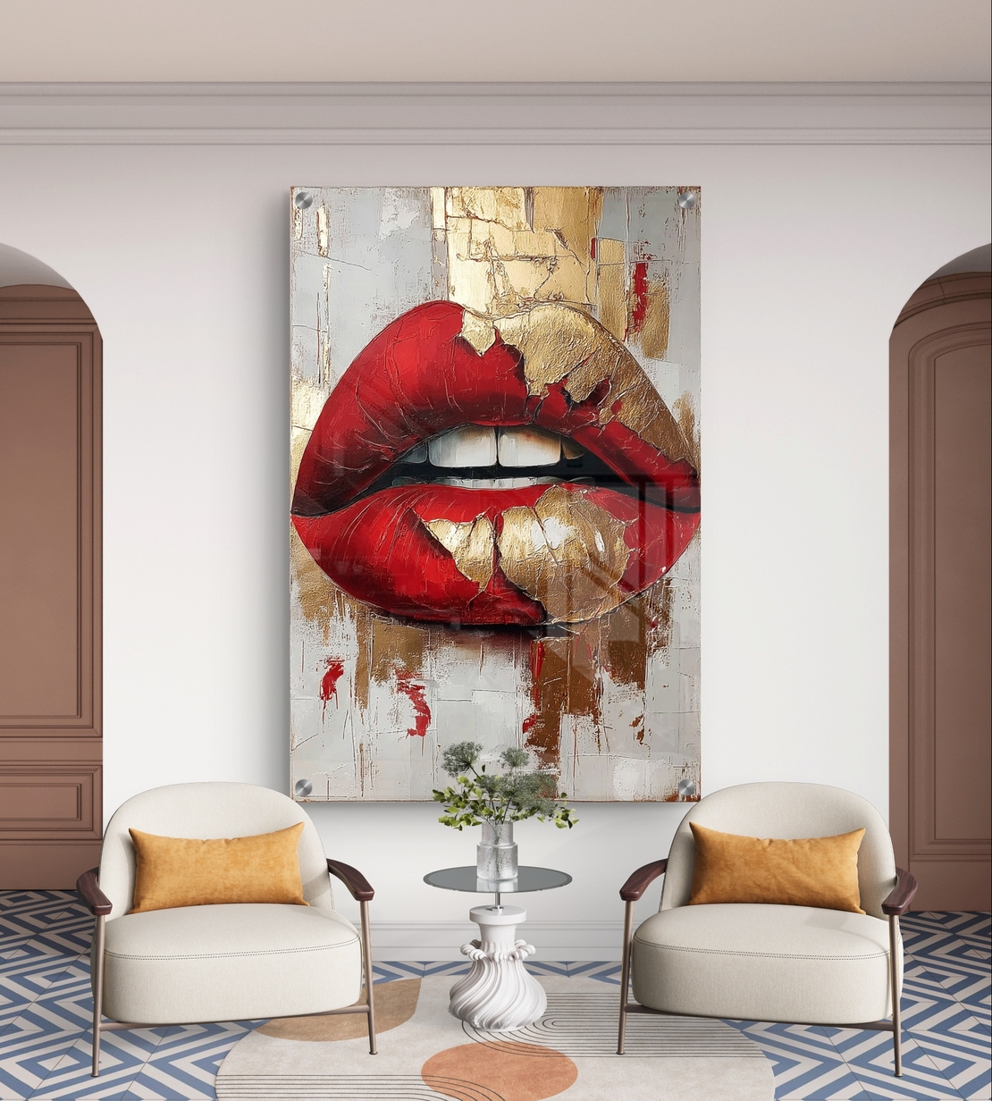 תמונת זכוכית עם שפתיים אדומות ונגיעות זהב בעיצוב מודרני, נועז ויוקרתי לקיר הבית