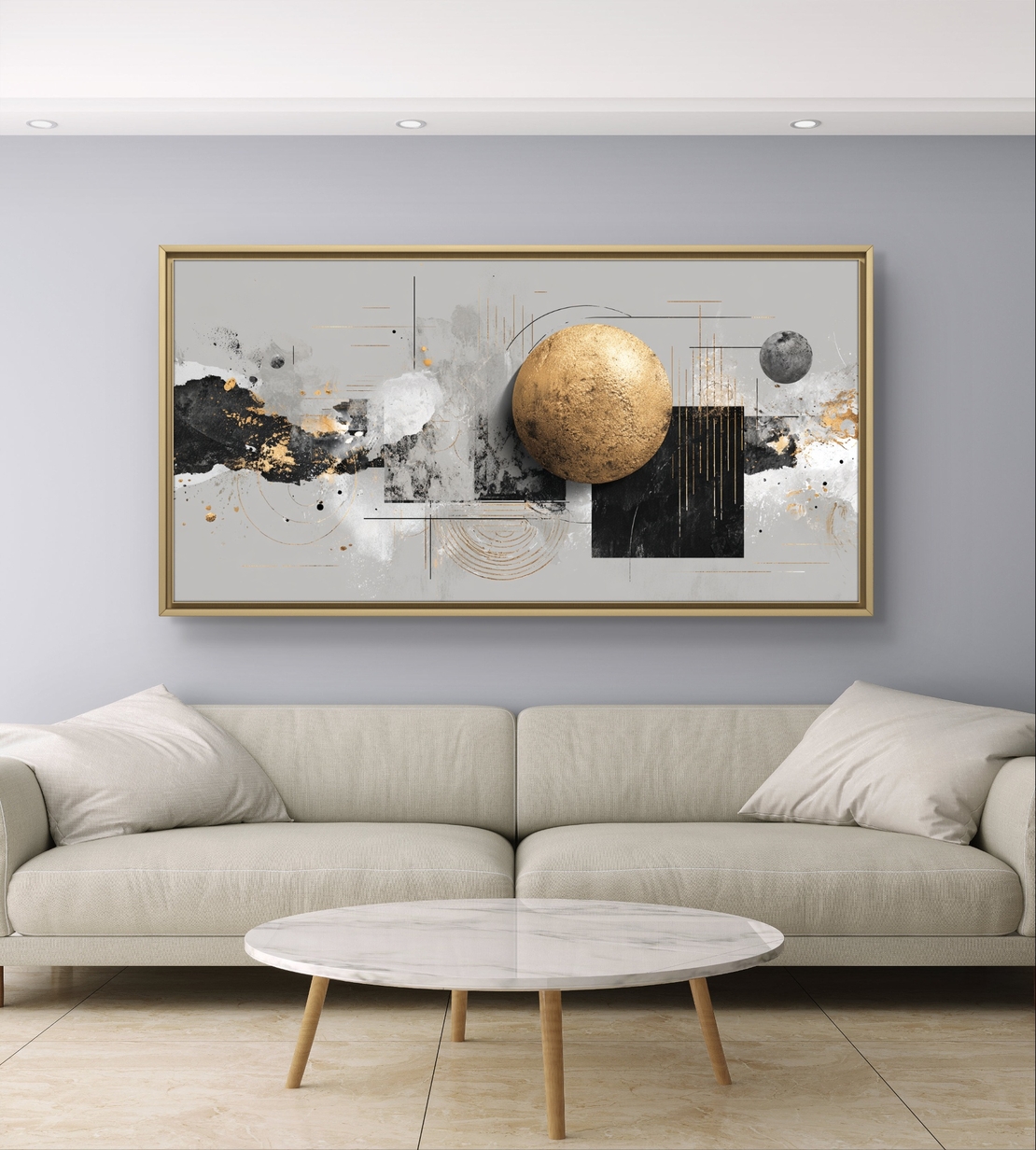 תמונת קנבס לרוחב בסגנון אבסטרקטי עם כדור זהב מרכזי וגווני שחור, אפור ולבן לעיצוב סלון מודרני ויוקרתי