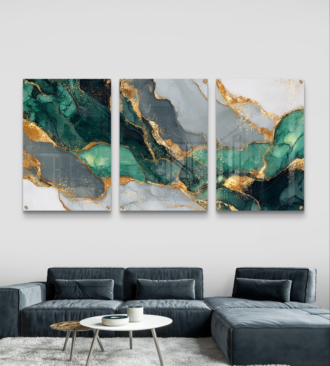 שלישיית תמונות זכוכית אבסטרקטיות בגווני ירוק, טורקיז וזהב עם מראה מינרלי יוקרתי