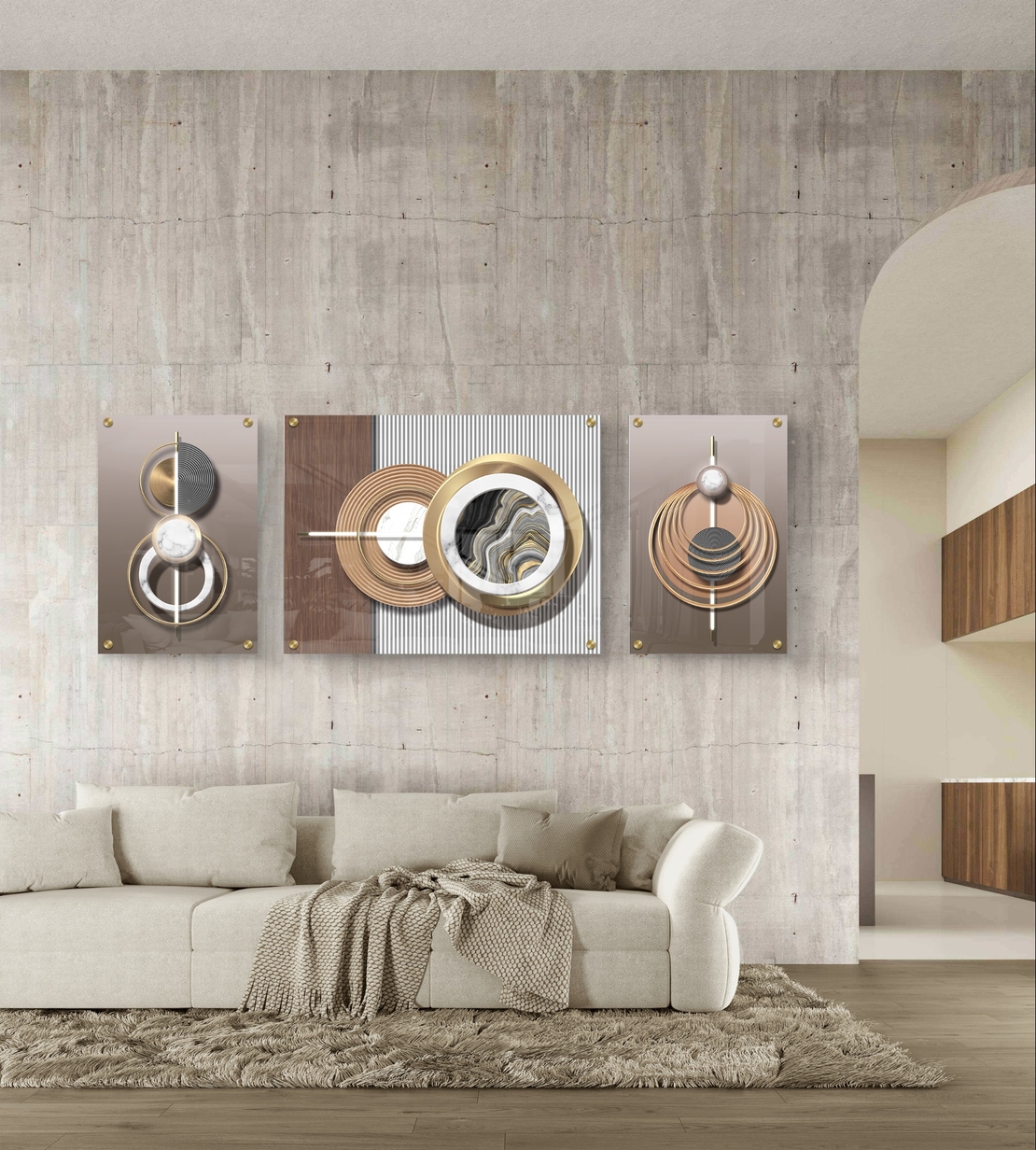 סט תמונות זכוכית מחולקות בעיצוב גאומטרי מודרני עם מעגלים, קווים וגווני זהב, עץ ואפור בסלון מעוצב