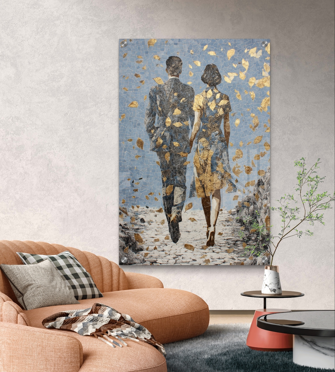 תמונת זכוכית עם זוג צועד יחד בשביל פתוח ועלי זהב מרחפים בעיצוב רומנטי ואלגנטי לקיר הבית