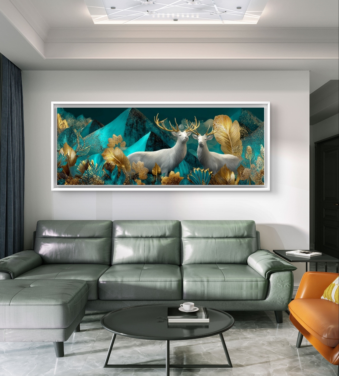 תמונת קנבס פנורמית עם זוג איילים לבנים על רקע טורקיז וזהב מעל ספה אפורה.