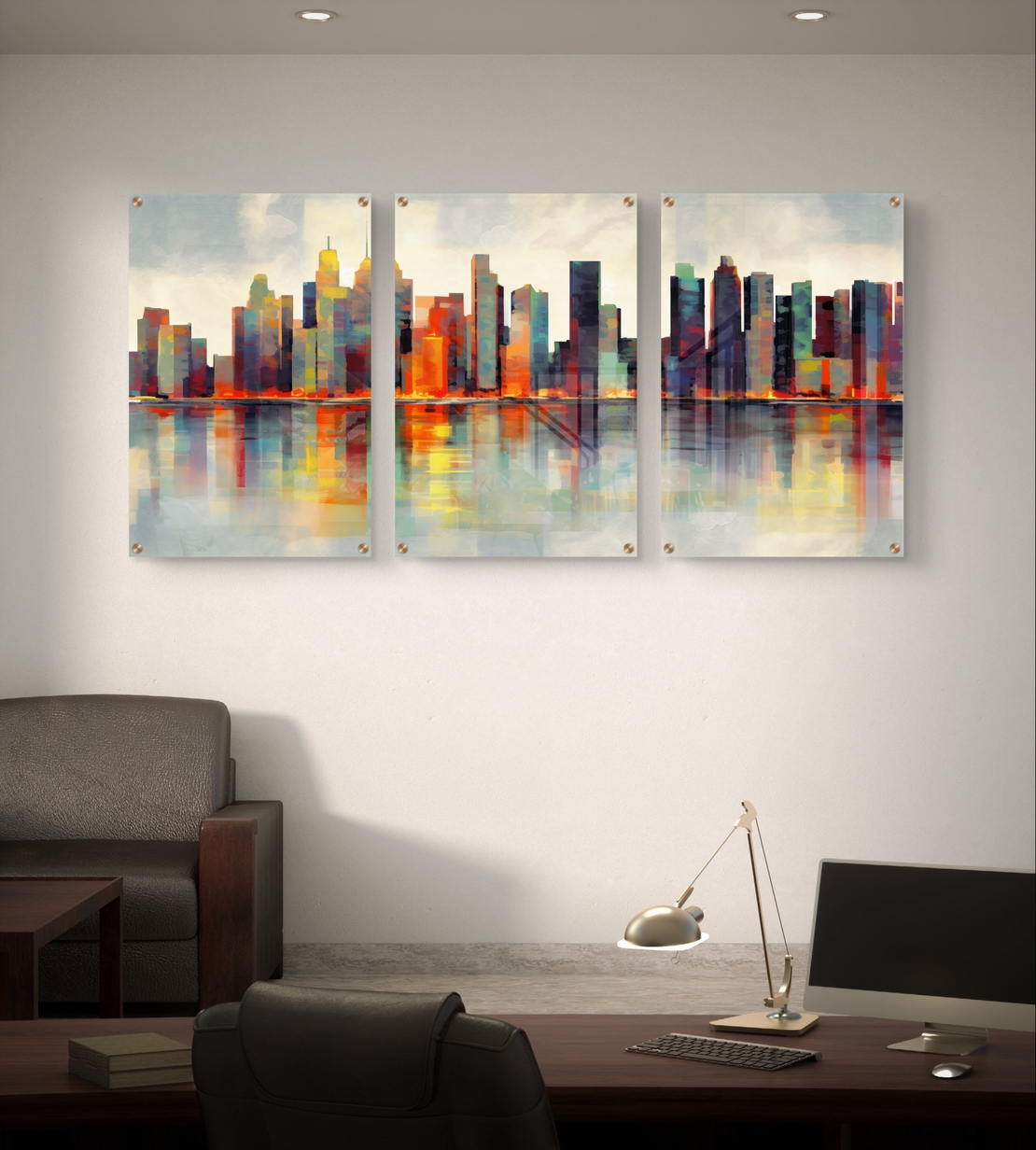 שלישיית תמונות זכוכית עם קו רקיע עירוני אבסטרקטי והשתקפות במים בגווני טורקיז וכתום