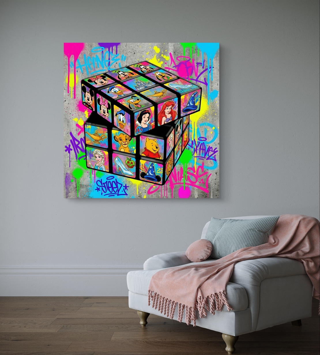 תמונת קנבס מרובעת צבעונית עם קובייה תלת־ממדית ודמויות פופ בסגנון גרפיטי, מסר של יצירתיות וחשיבה מחוץ לקופסה