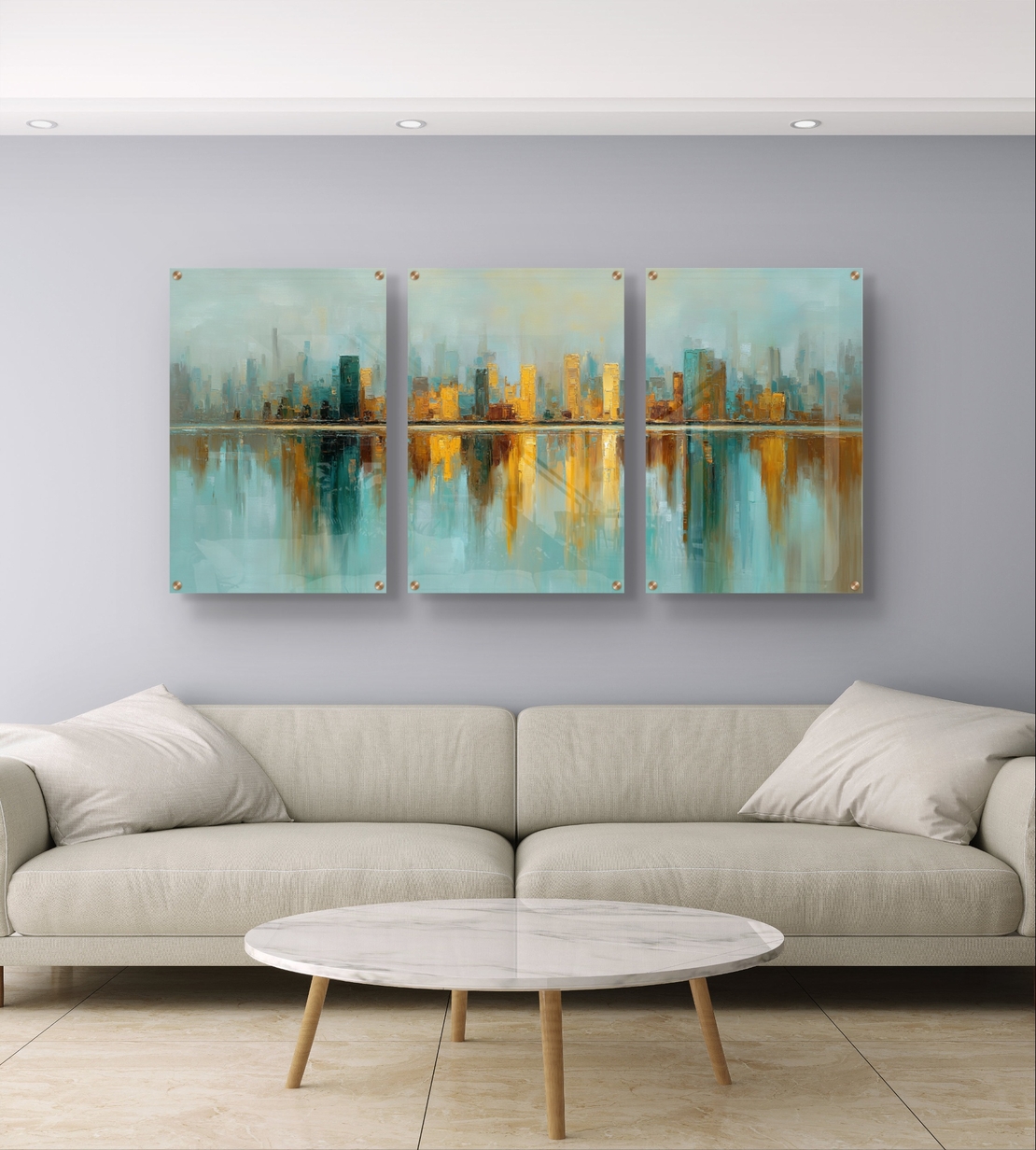 סט שלישייה של תמונות זכוכית אבסטרקטיות עם קו־רקיע עירוני בגווני תכלת וזהב והשתקפות מים