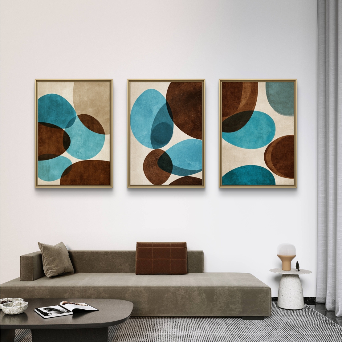 סט של שלוש תמונות קנבס אבסטרקטיות עם צורות אורגניות בגווני טורקיז, חום ושמנת, בעיצוב מודרני לסלון.