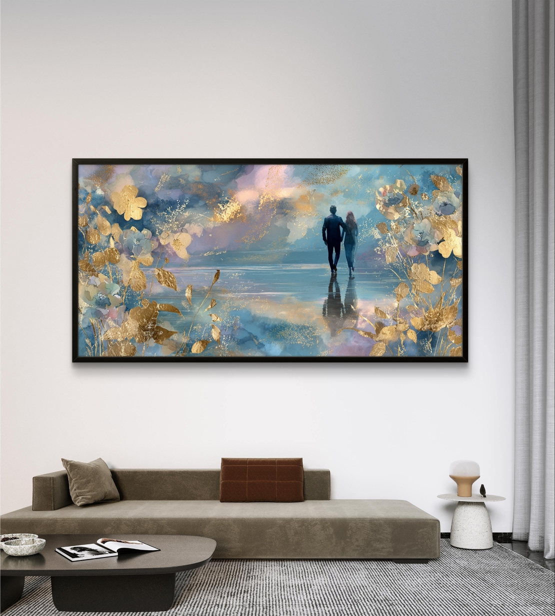 תמונת קנבס רומנטית של זוג הולך על שפת מים עם פרחים מוזהבים ברקע חלומי