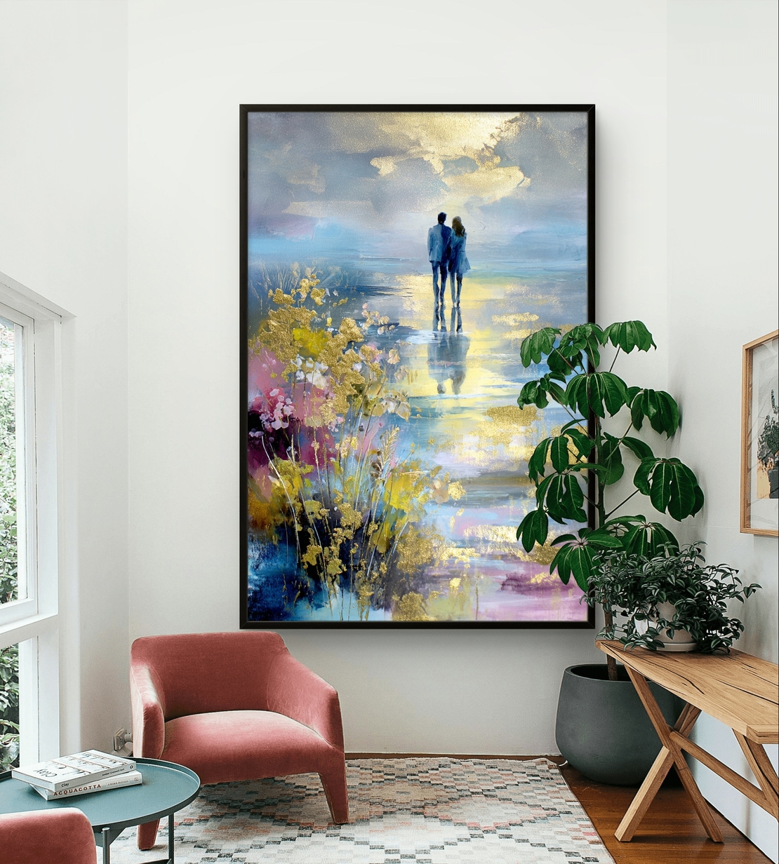 תמונת קנבס אומנותית של זוג עומד מול מים ושמיים בגוונים כחולים וזהב עם מראה ציורי ועדין