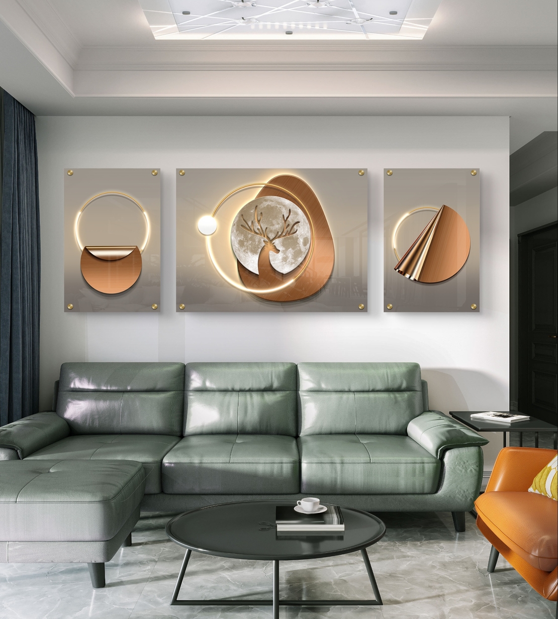 תמונת זכוכית מחולקת עם עיצוב גיאומטרי בגווני זהב ונחושת ומוטיב אור מרכזי