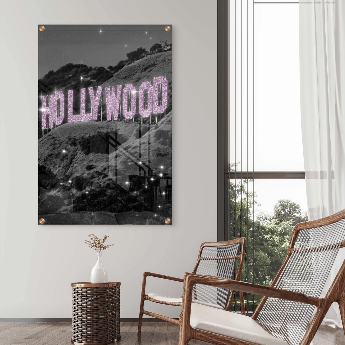 תמונת זכוכית של שלט HOLLYWOOD בגווני שחור־לבן עם אותיות ורודות מנצנצות, מתוך קולקציית NEXTGEN BY BAR של תכשיט לבית.