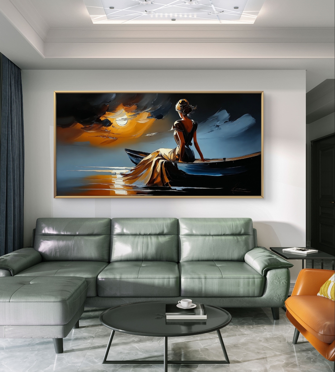 תמונת קנבס של אישה יושבת בסירה מול שקיעה זהובה, בהדפסה חלקה ללא תבליט, מקולקציית תכשיט לבית.