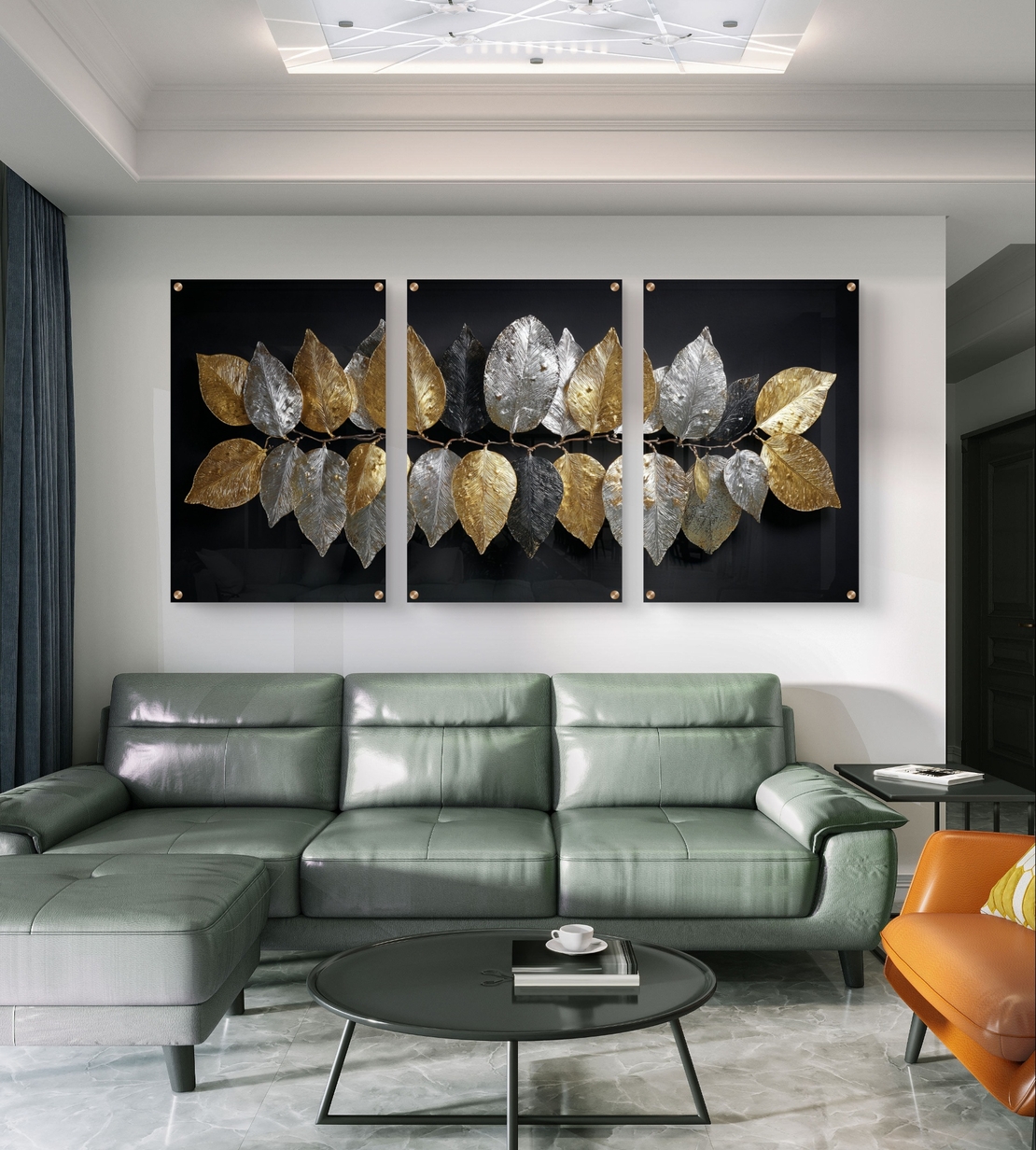 תמונת זכוכית שלשה עם עלים מוזהבים וכסופים על רקע שחור – תכשיט לבית