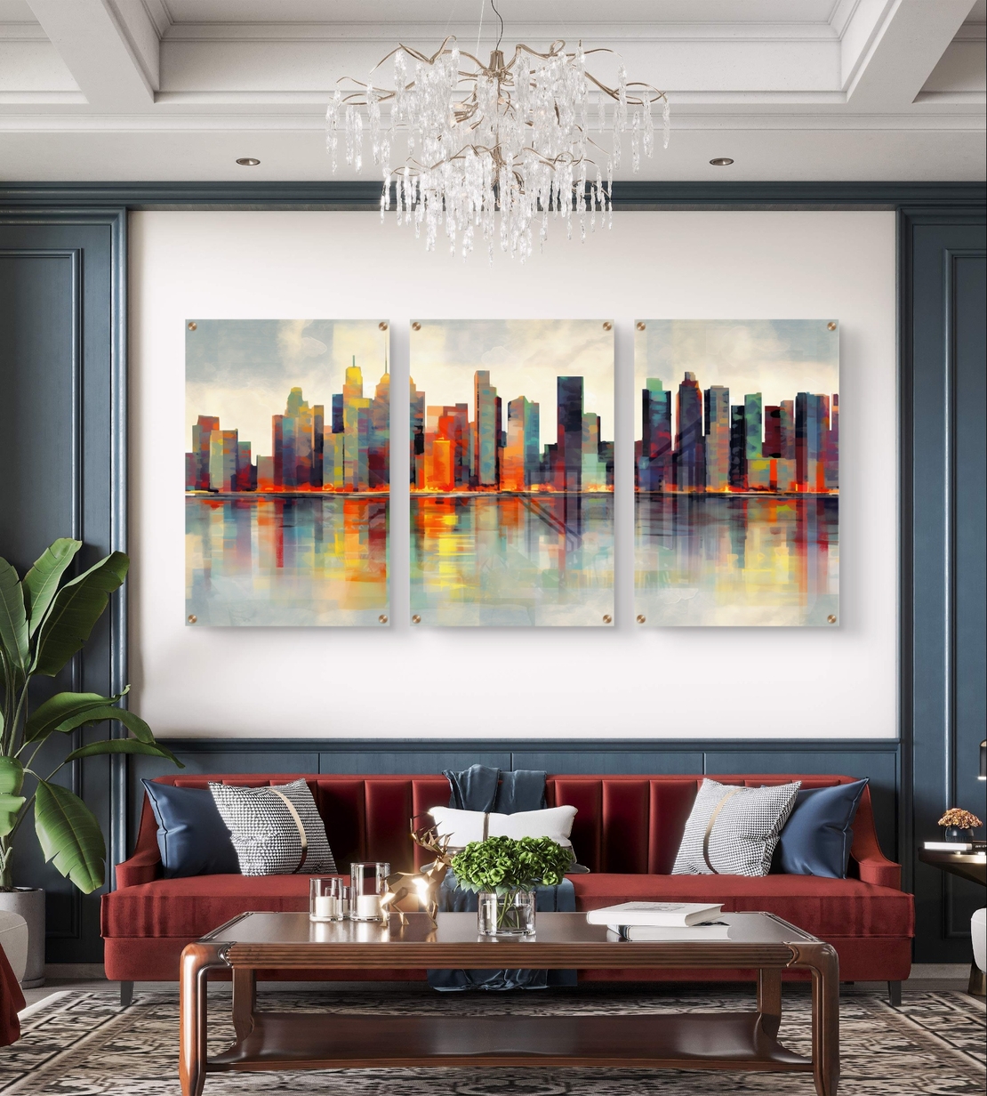 שלישיית תמונות זכוכית עם קו רקיע עירוני אבסטרקטי והשתקפות במים בגווני טורקיז וכתום