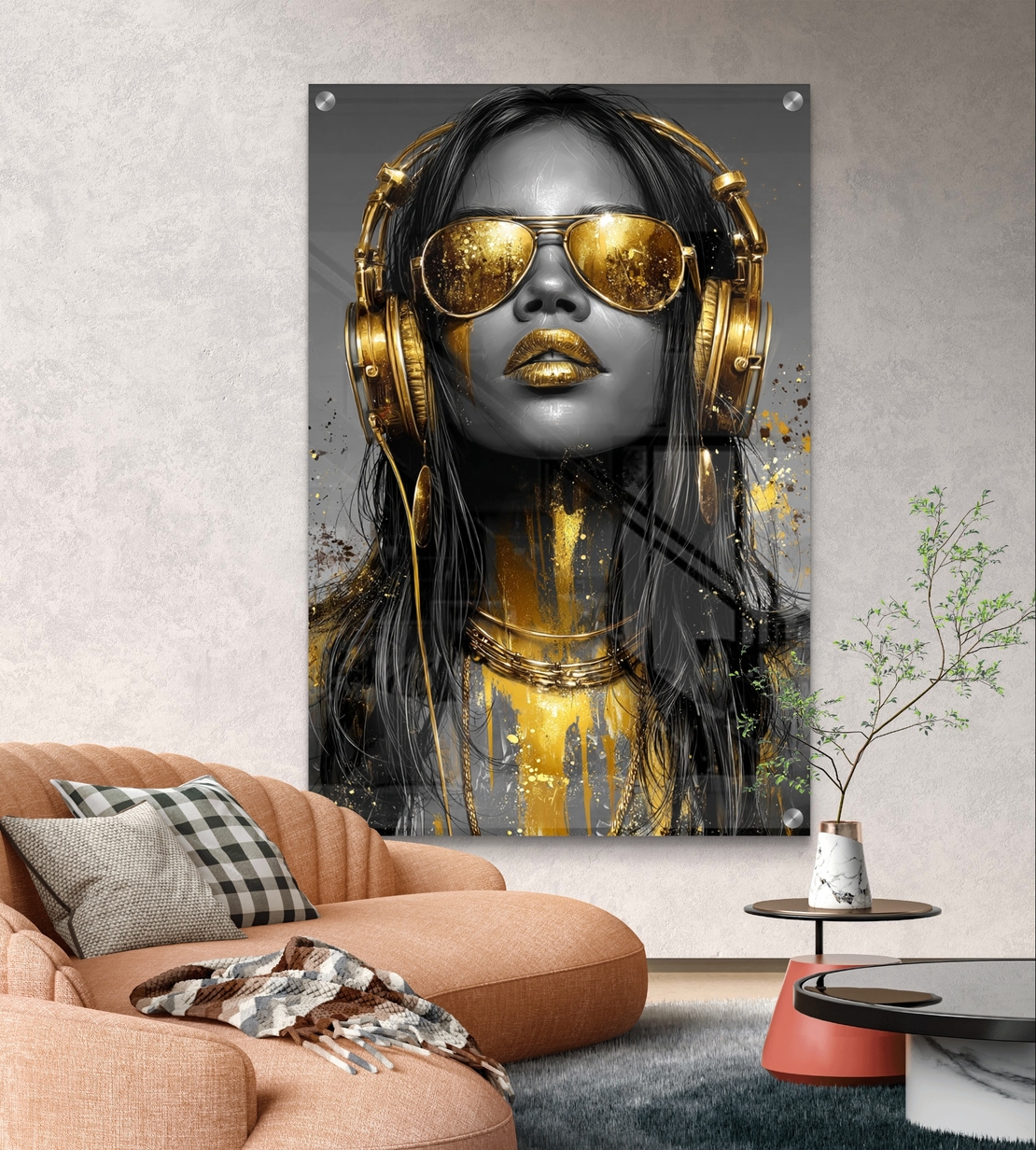 תמונת זכוכית עם דמות נשית, אוזניות ומשקפי שמש בגווני שחור וזהב בעיצוב מודרני, נועז ויוקרתי לקיר הבית