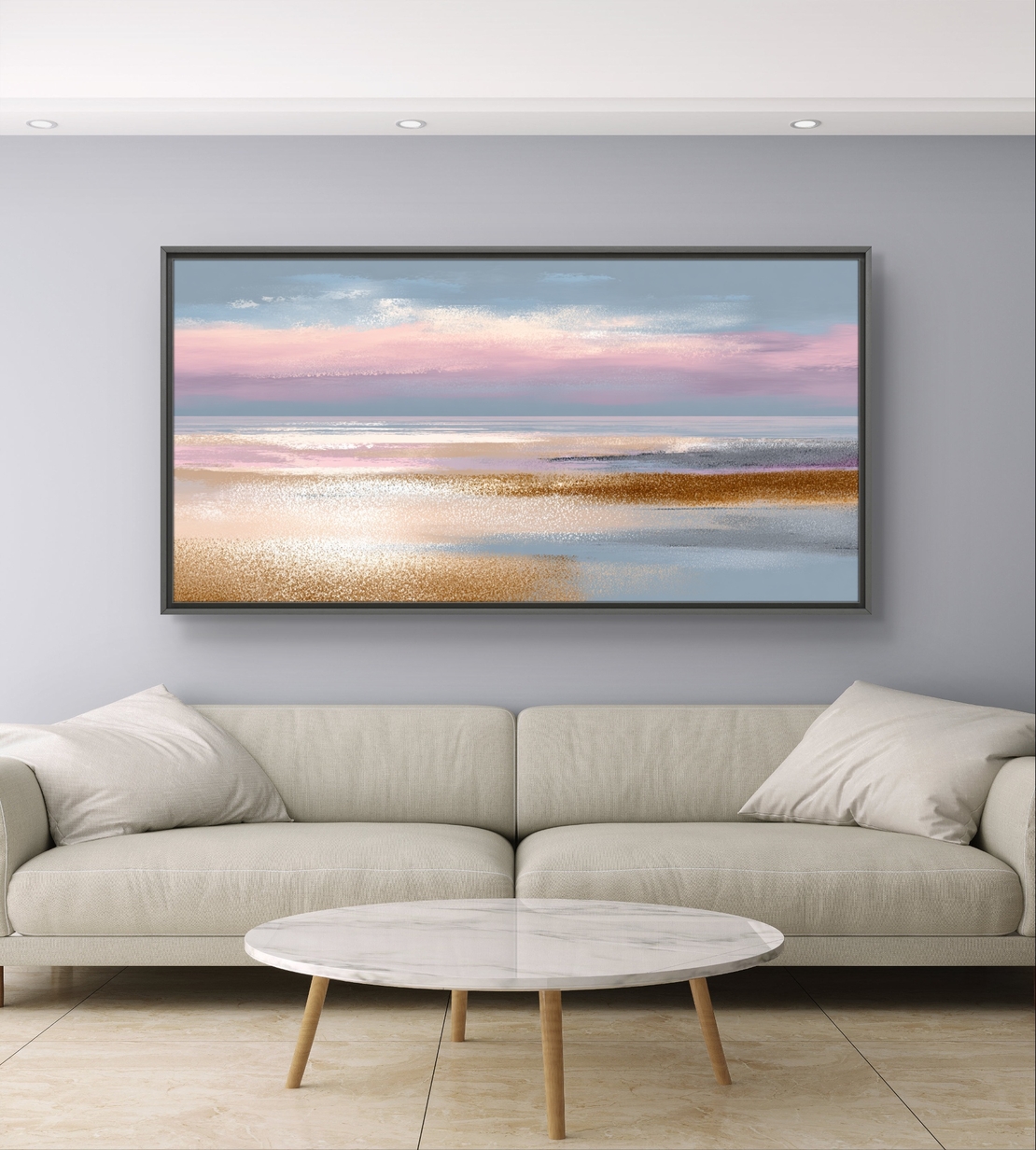 תמונת קנבס לרוחב בסגנון אבסטרקט נופי עם שכבות צבע רכות בגווני תכלת, ורוד ובז’, לעיצוב סלון רגוע ומואר