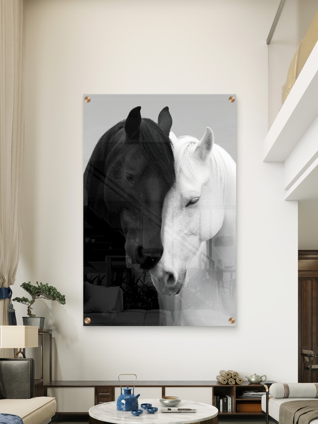 תמונת זכוכית של שני סוסים, אחד שחור ואחד לבן, מבטאים איזון והרמוניה בעיצוב יוקרתי מבית תכשיט לבית – NEXTGEN BY BAR.