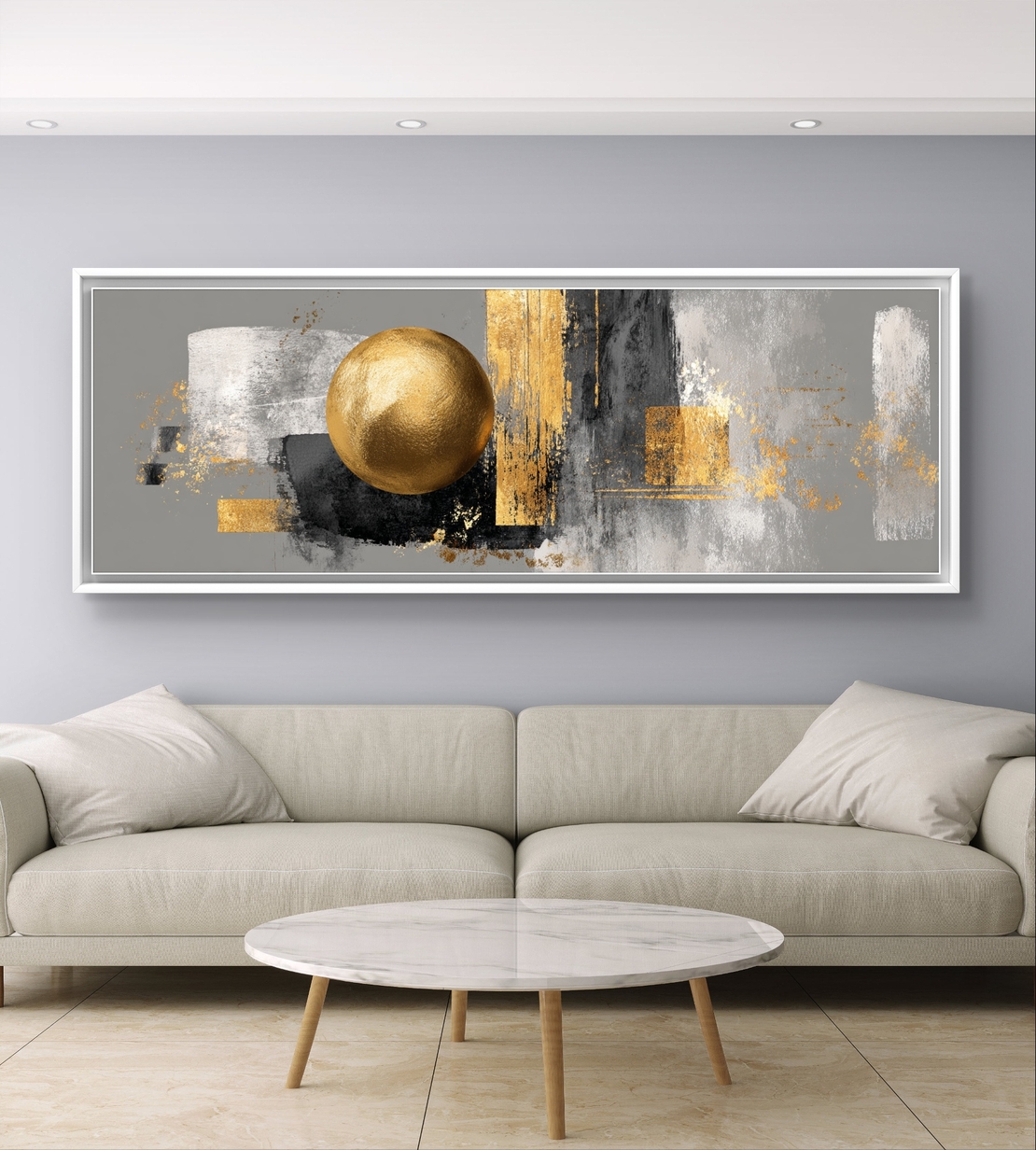 קנבס רחב עם אלמנטים גאומטריים ונגיעות זהב בולטות.