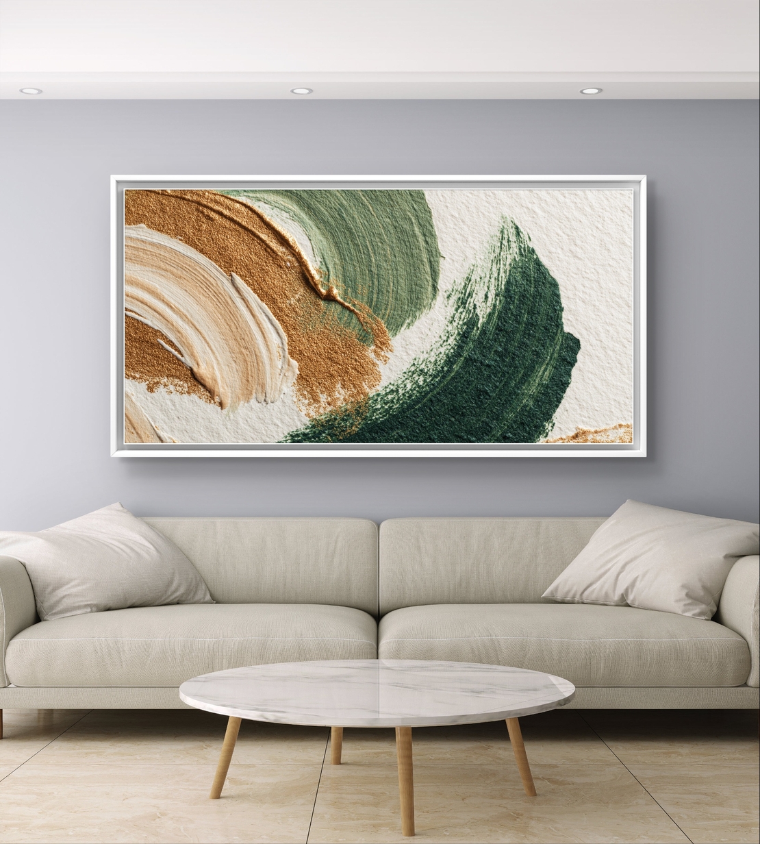 תמונת קנבס אבסטרקטית לרוחב בגווני ירוק, זהב ושמנת עם תנועות מכחול רכות בסגנון מודרני ויוקרתי