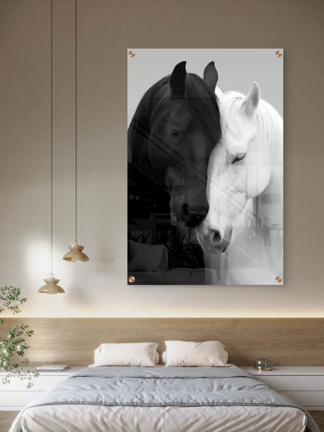 תמונת זכוכית של שני סוסים, אחד שחור ואחד לבן, מבטאים איזון והרמוניה בעיצוב יוקרתי מבית תכשיט לבית – NEXTGEN BY BAR.