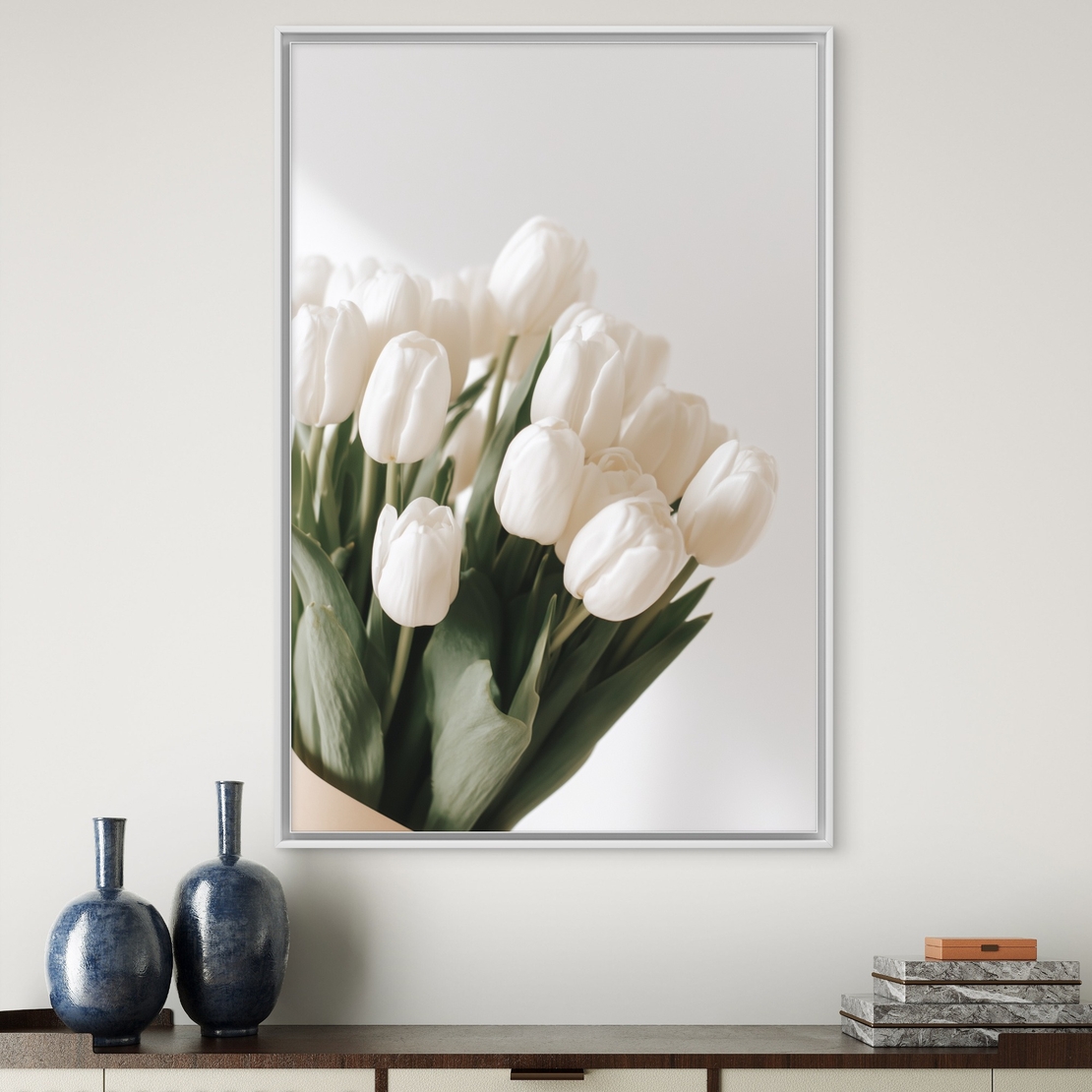 תמונת קנבס של זר טוליפים לבנים ברקע בהיר וסגנון נקי – NEXTGEN BY BAR