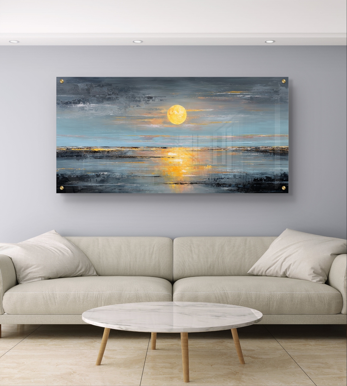 תמונת זכוכית לרוחב עם נוף ים מופשט ושמש זהובה המשתקפת על המים לעיצוב סלון יוקרתי