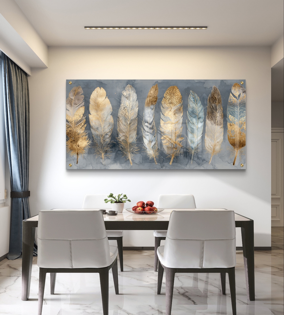 תמונת זכוכית לרוחב עם נוצות בגווני זהב ושמנת בעיצוב אלגנטי ומודרני לסלון