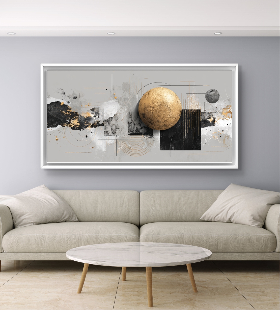תמונת קנבס לרוחב בסגנון אבסטרקטי עם כדור זהב מרכזי וגווני שחור, אפור ולבן לעיצוב סלון מודרני ויוקרתי