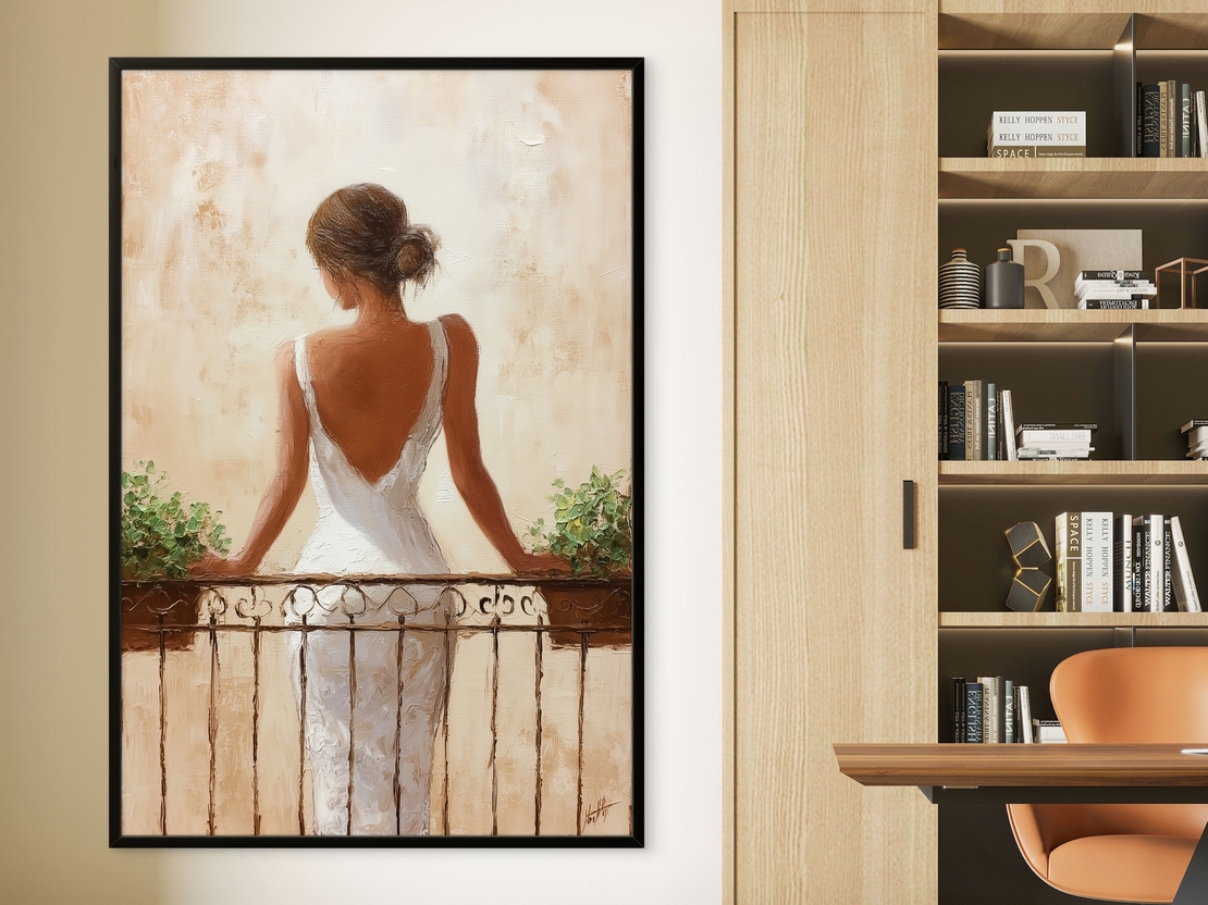 אישה בשמלה לבנה עומדת במרפסת מול רקע שמנת-זהב – תמונת קנבס אלגנטית NEXTGEN BY BAR